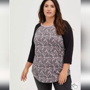 Torrid Skulls Classic Fit Triblend Jersey Raglan Tee, size 2.  NWT!